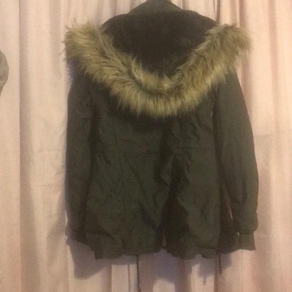 Puffy green jacket with fur around hood - Picture 4 of 5